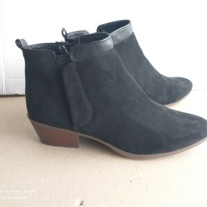 Libby Edelman Black Suede Ankle Boots 8